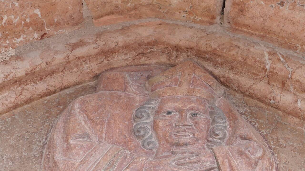 Die Figur ist bildformatfüllend.  