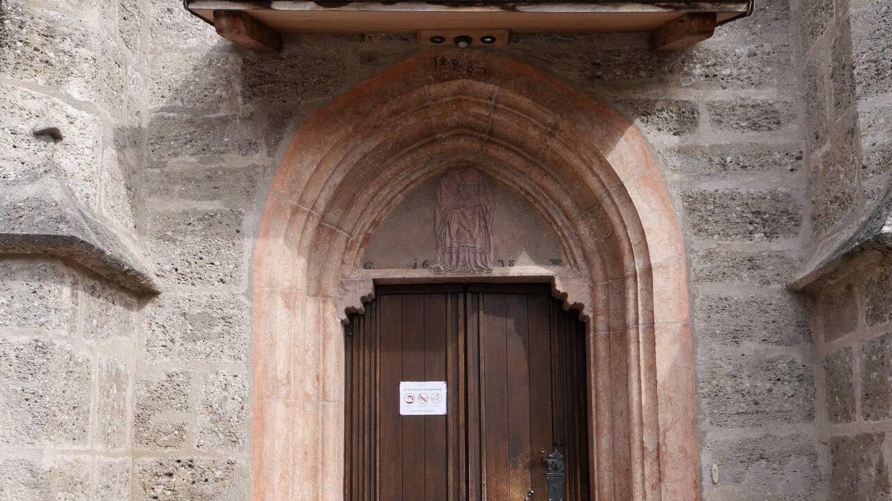 Blick auf das Kirchenportal. 