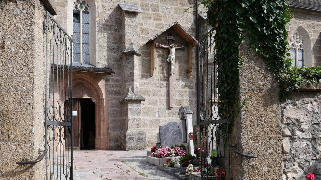 Blick auf das Kirchenportal. 