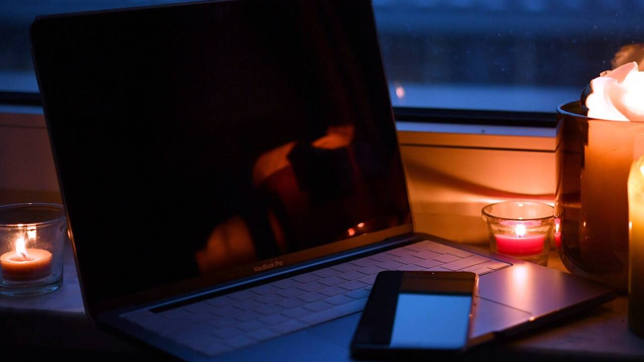 Kerzenlicht statt leuchtender Bildschirm: Die Wahrscheinlichkeit von Blackouts wird immer größer. Kerzenlicht statt leuchtender Bildschirm: Die Wahrscheinlichkeit von Blackouts wird immer größer.
