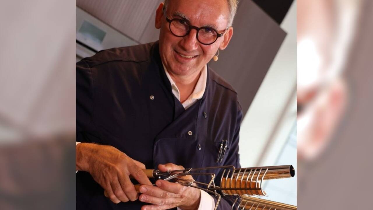 Roland Essl hantiert mit der Spagatkrapfenzange. 