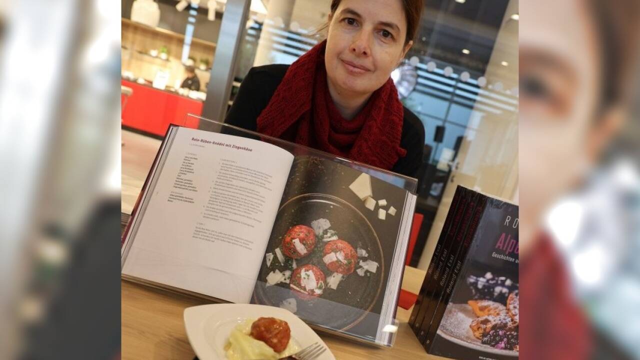 Buch-Grafikerin Tanja Kühnel mit der Rote-Bete-Knödel-Kostprobe und dem dazugehörenden Rezept im Buch. 