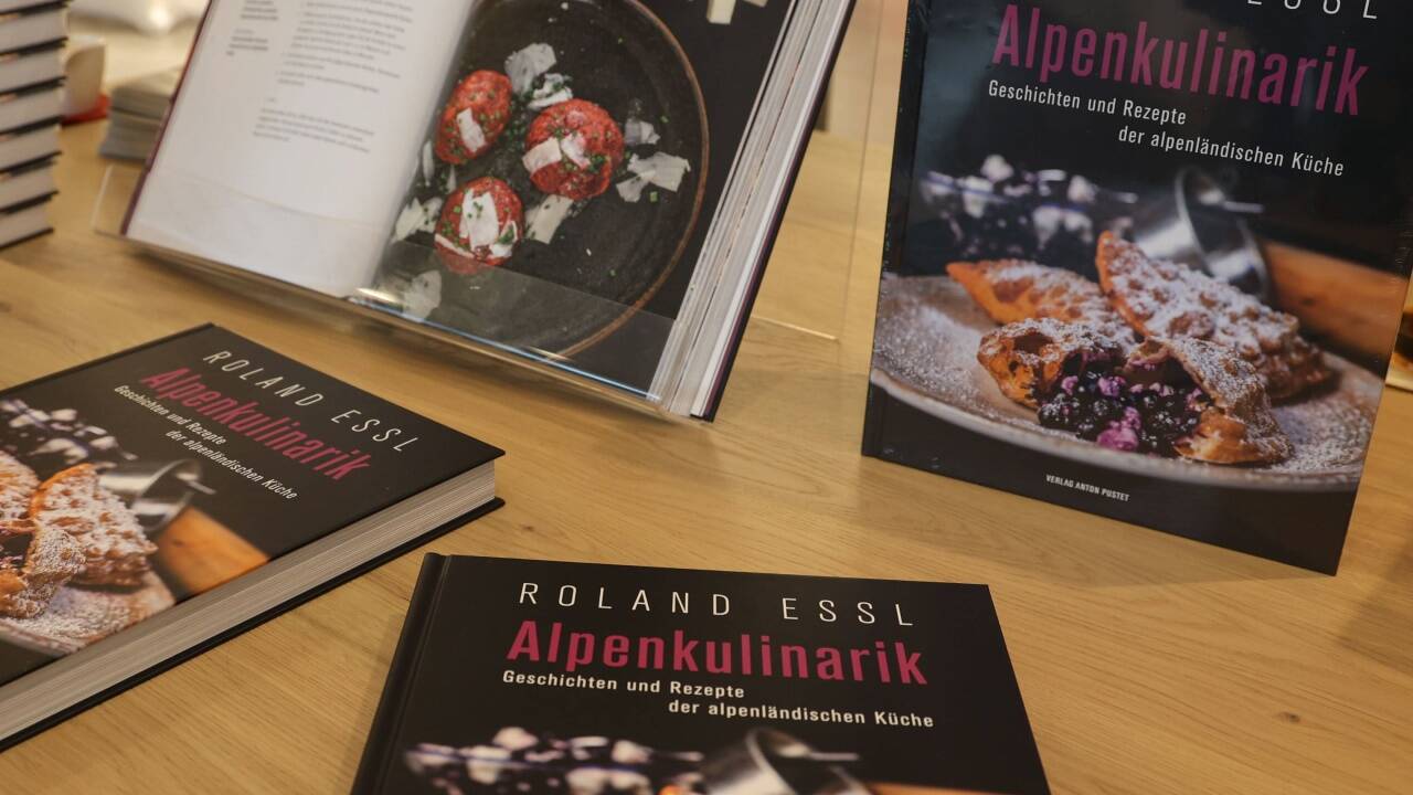 „Alpenkulinarik. Geschichten und Rezepte der alpenländischen Küche“ von Roland Essl ist im Verlag Anton Pustet erschienen.  