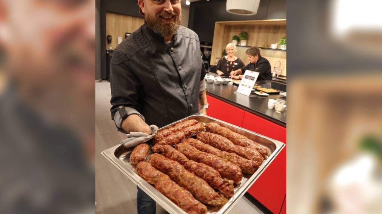 Koch Oliver Eschmann mit den frisch gegarten Saumoasn. 