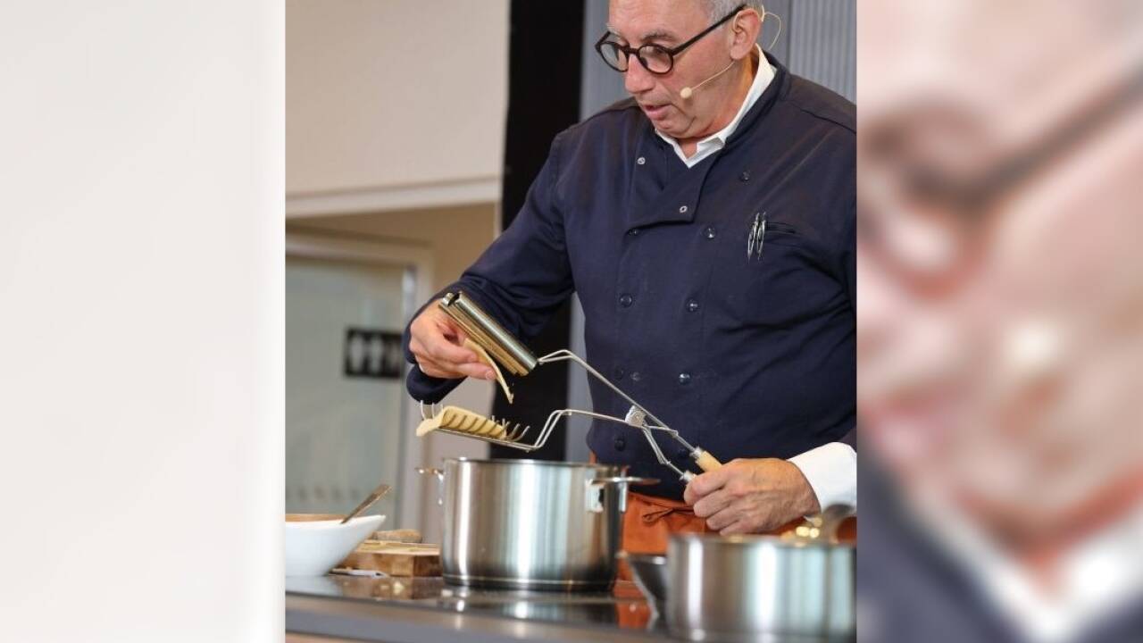Roland Essl bei seiner Kochshow bei den Miele Genusstagen. 