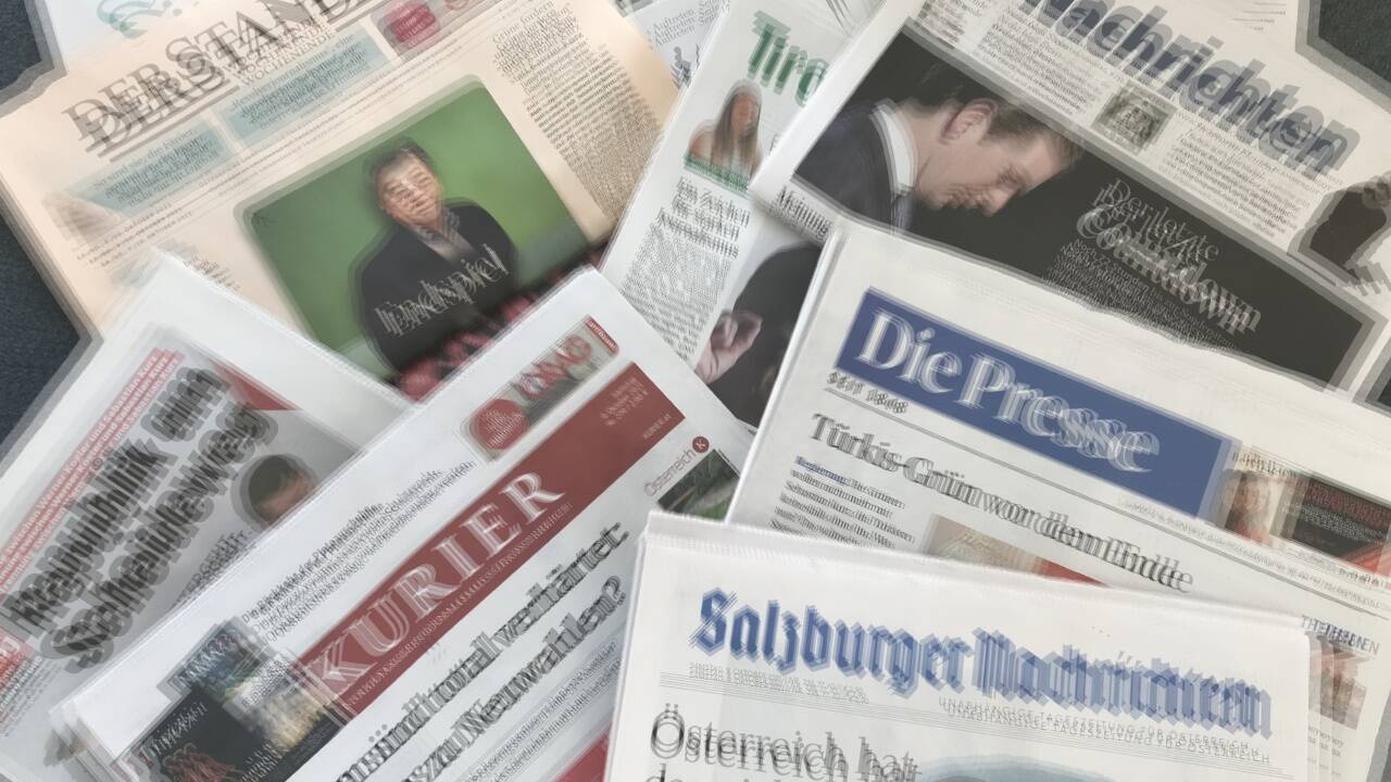 Titelseiten der Samstag-Zeitungen. 