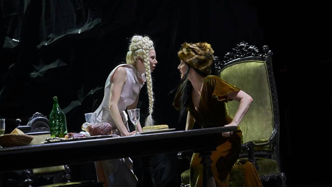'Die Nibelungen': Theresa Palfi (Kriemhild), Corinna Mühle (Brunhild) 