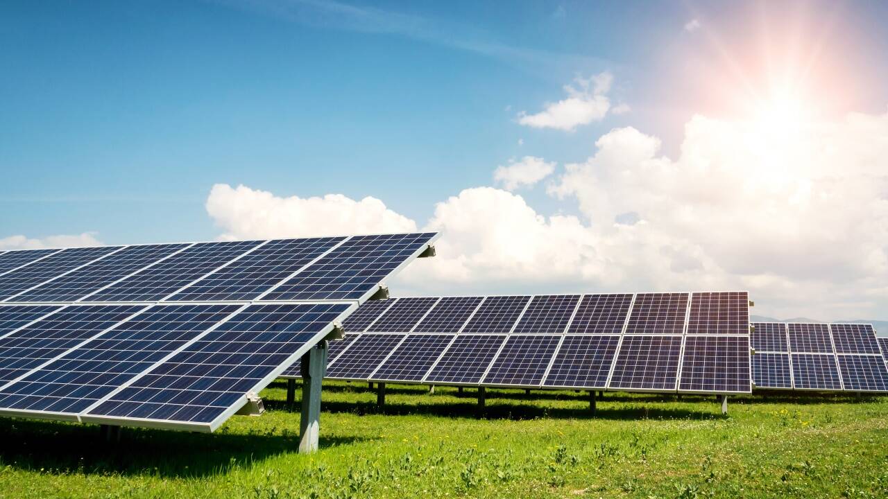 Große Freiflächen für Photovoltaikanlagen sind in Salzburg bisher Mangelware. Vorrangzonen wie bei der Windkraft sind nicht vorgesehen. Hochwertiges Grünland soll nicht angegriffen werden. Große Freiflächen für Photovoltaikanlagen sind in Salzburg bisher Mangelware. Vorrangzonen wie bei der Windkraft sind nicht vorgesehen. Hochwertiges Grünland soll nicht angegriffen werden.
