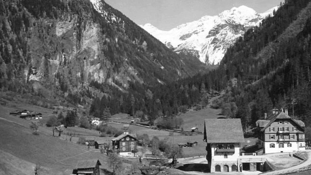 Eine Ansicht des Hotels „Grüner Baum“ im Gasteiner Kötschachtal, auf einer Ansichtskarte, vor 1938.  