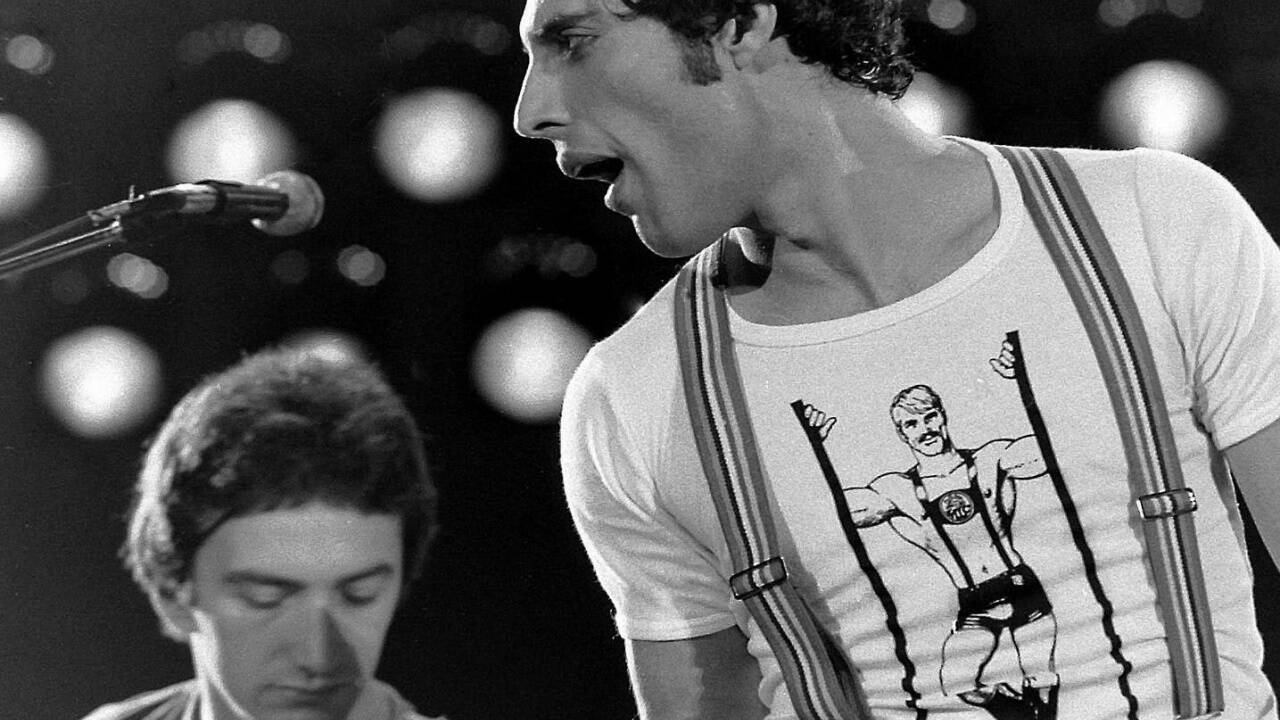Freddie Mercury performt 1979 im T-Shirt des Münchner Männerlokals Ochsengarten.   Freddie Mercury performt 1979 im T-Shirt des Münchner Männerlokals Ochsengarten.