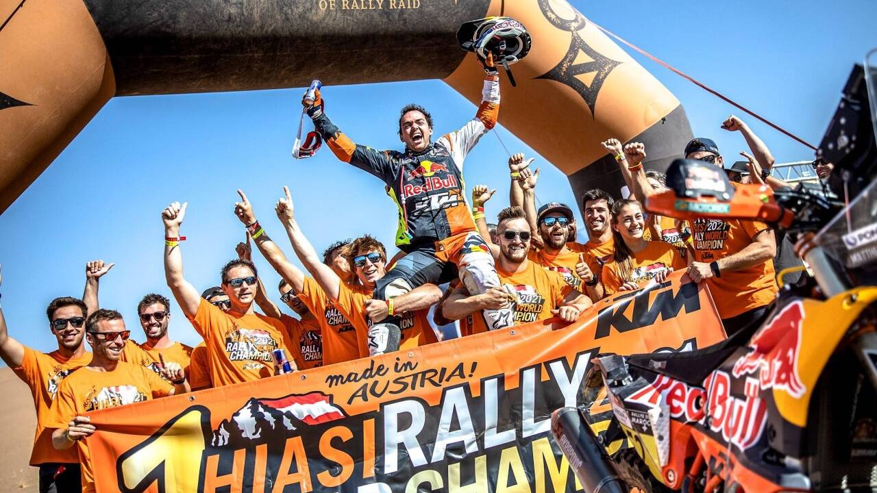 Matthias Walkner bejubelt seinen zweiten WM-Titel, den ersten seit dem Dakar-Triumph 2018.  
