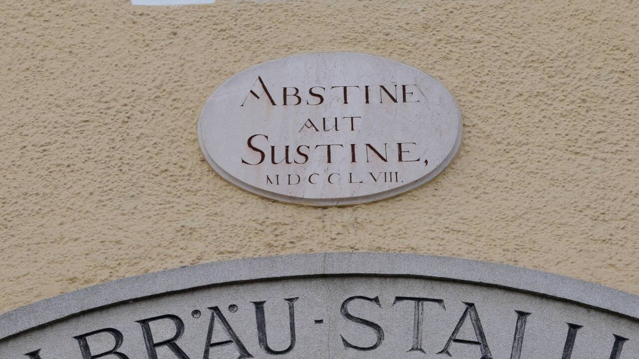 Die lateinische Inschrift über den Stieglbräu-Stallungen.  