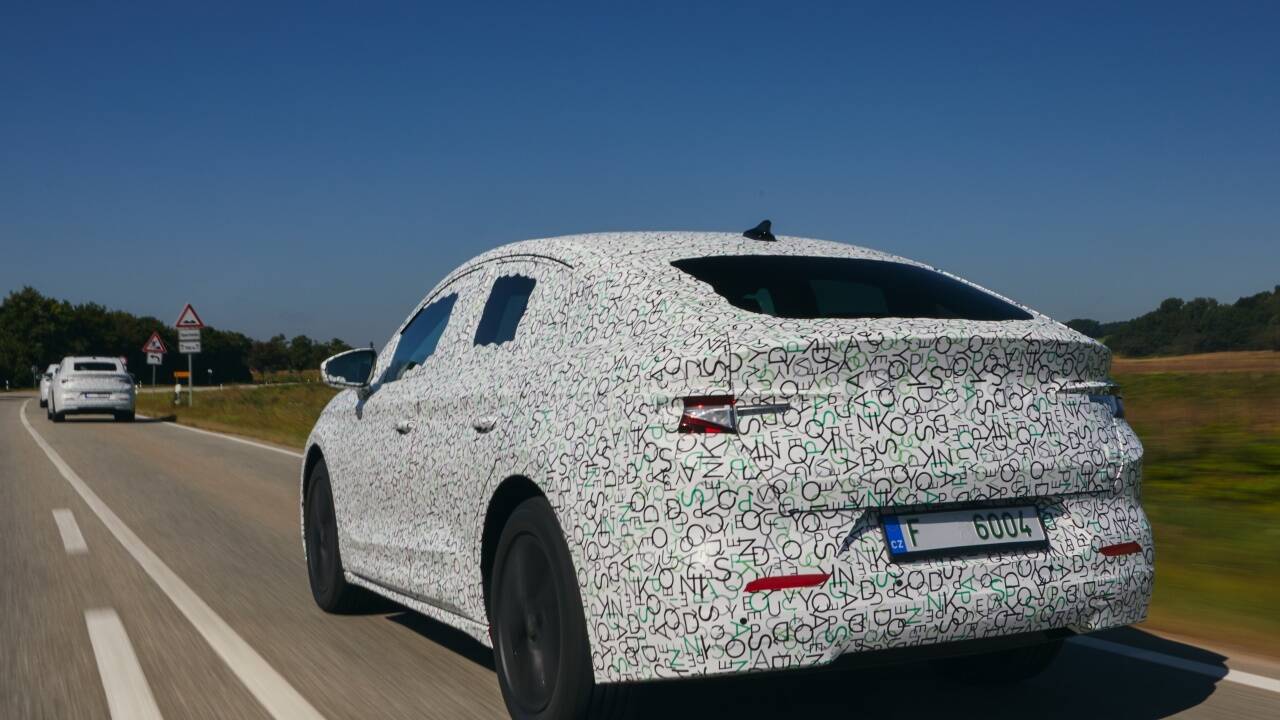 Ein schöner Rücken kann entzücken: der Enyaq Coupé iV noch in Tarnfolie. Ein finales Urteil gibt es im Dezember.   Ein schöner Rücken kann entzücken: der Enyaq Coupé iV noch in Tarnfolie. Ein finales Urteil gibt es im Dezember.