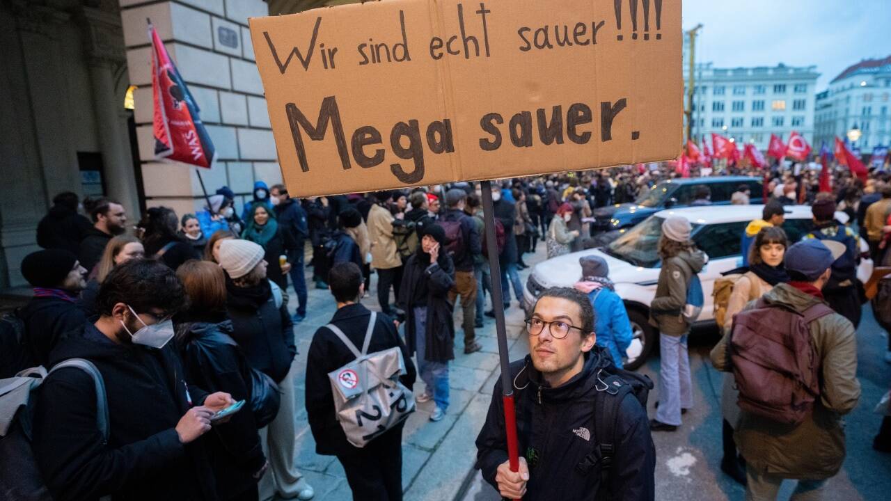Sauer: Die SPÖ-Jugend. Das Bild zeigt eine Demonstration gegen Sebastian Kurz. Sauer: Die SPÖ-Jugend. Das Bild zeigt eine Demonstration gegen Sebastian Kurz.