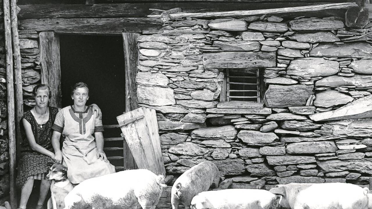  Sennerinnen auf einer Alm (wohl in Fusch). 