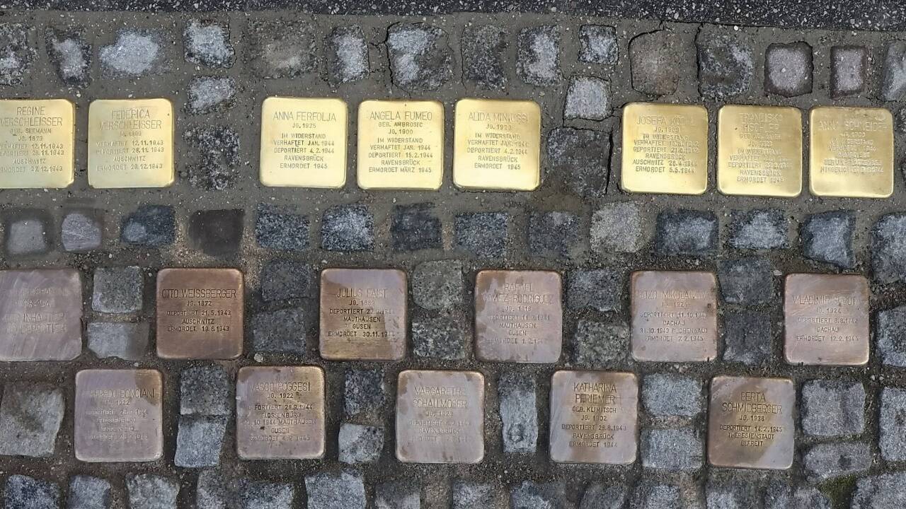 Stolpersteine vor dem Bezirksgericht in Salzburg. 