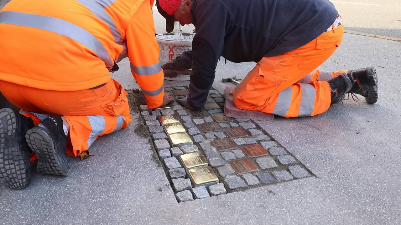 Stolpersteine vor dem Bezirksgericht in Salzburg. 