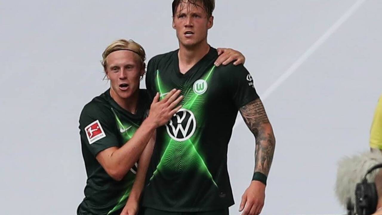 Wolfsburger Aderlass: Xaver Schlager ist verletzt, Wout Weghorst (r.) fällt mit Corona aus. 