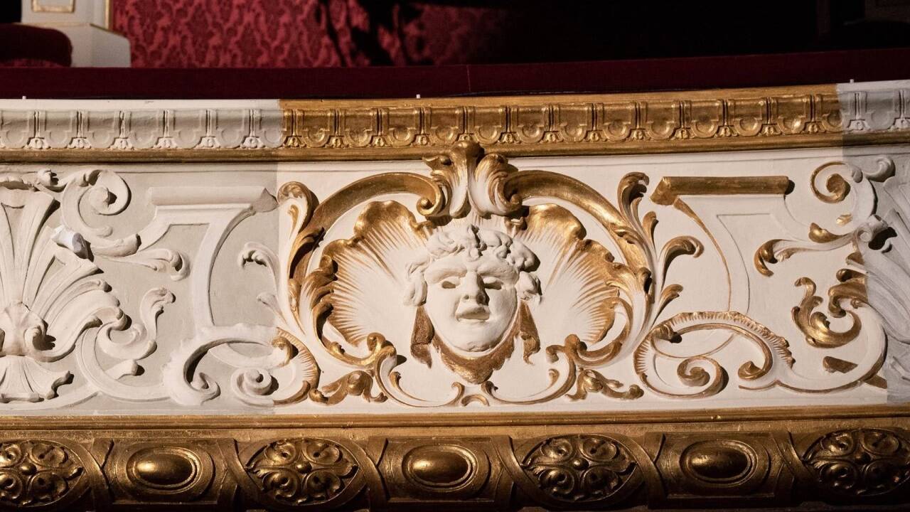 Musterstreifen an der Brüstung der Logen im Salzburger Landestheater. 