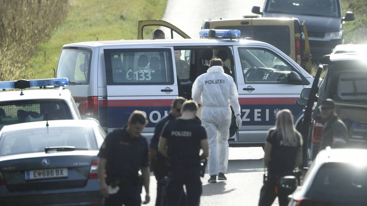 An der burgenländisch-ungarischen Grenze im Bezirk Eisenstadt sind am Dienstag zwei Flüchtlinge tot in einem Kastenwagen entdeckt worden. 