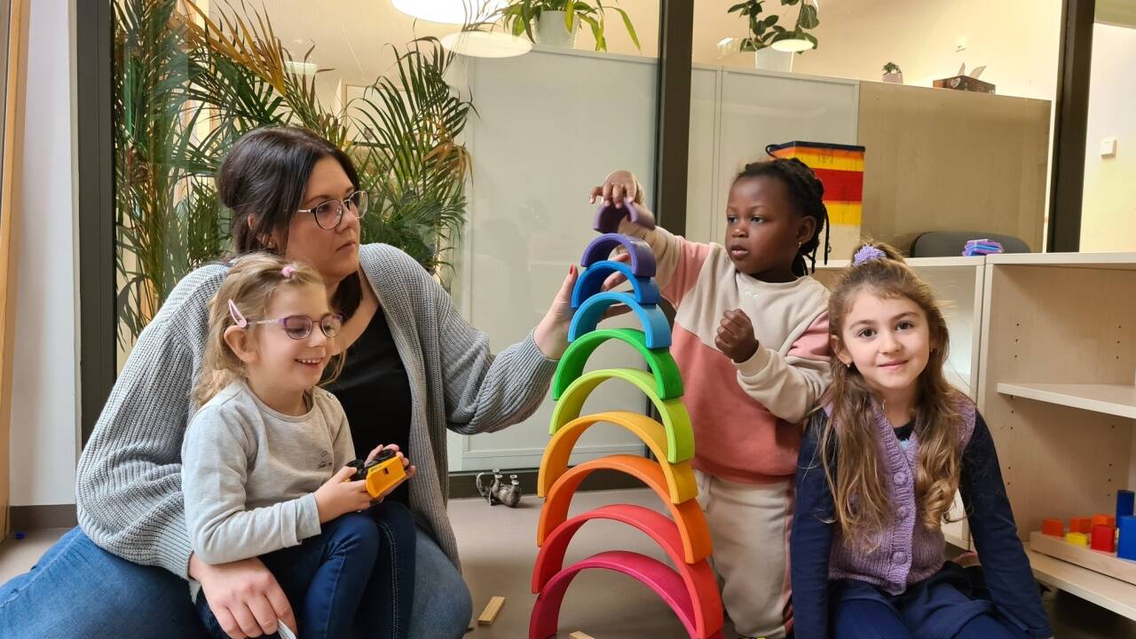 Pädagogin Janine Preschern bei der Arbeit in der Tagesbetreuungseinrichtung Kosmos des privaten Salzburger Trägers Koko .  