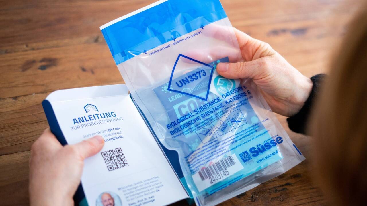 Gurgelmethode: So sieht ein Selbsttest-Set aus, wie es im Februar in Wien vorgestellt wurde (Symbolbild) Gurgelmethode: So sieht ein Selbsttest-Set aus, wie es im Februar in Wien vorgestellt wurde (Symbolbild)