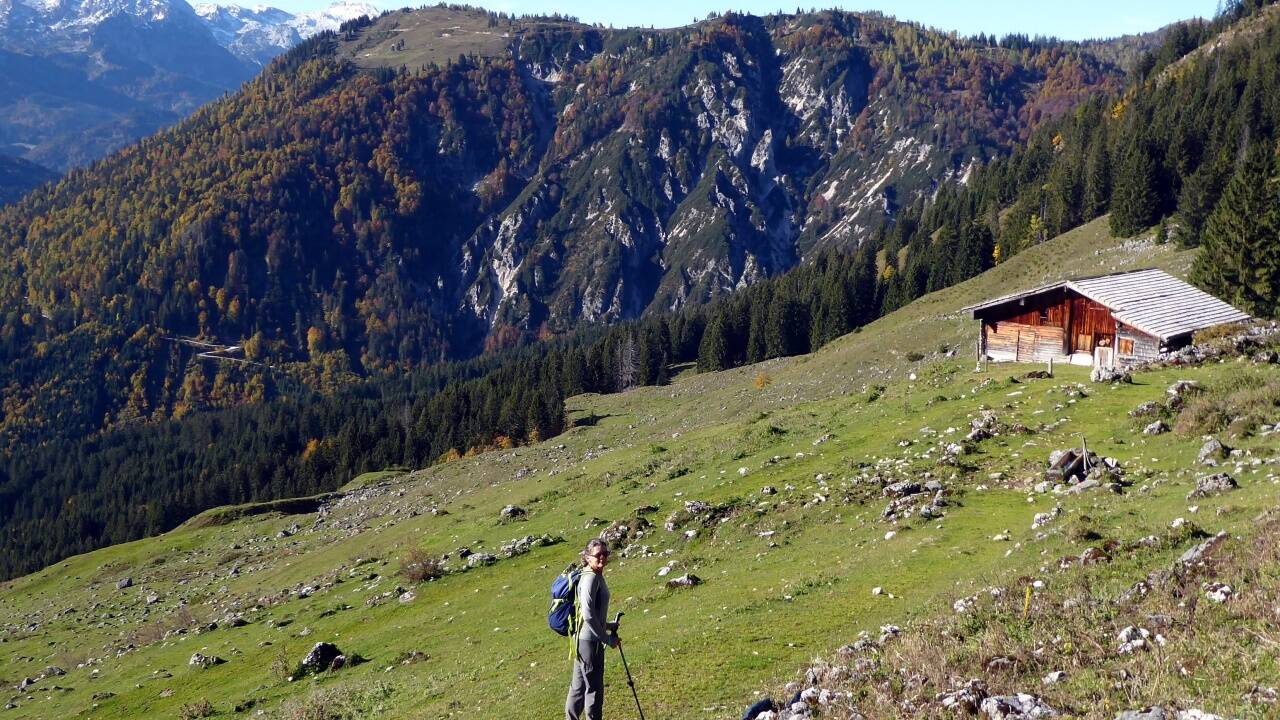 Bei der Traunwandalm mit Blick auf den Bodenberg und das angeschneite Tennengebirge. Die meisten Höhenmeter sind nun erledigt. 