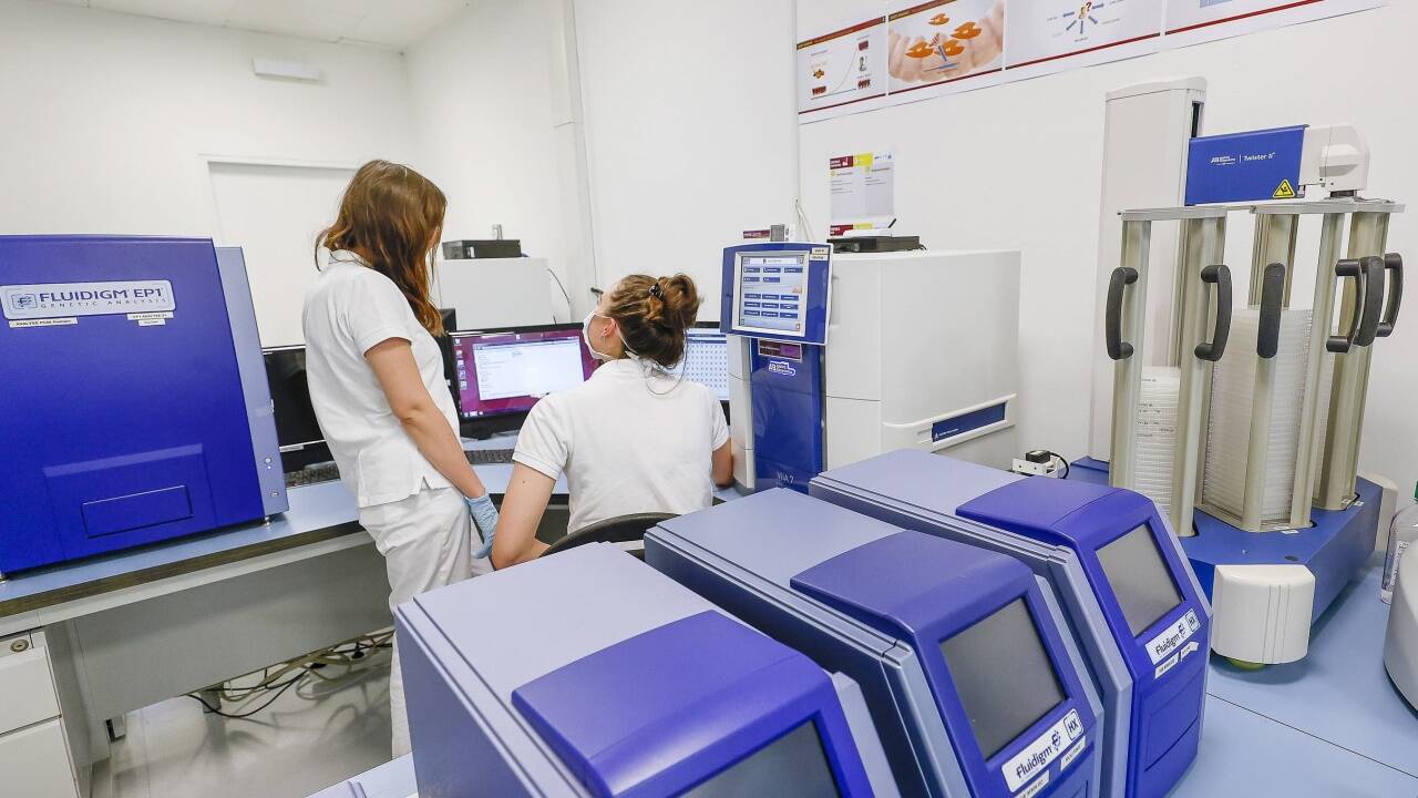 Das Labor Novogenia mit Sitz in Eugendorf ist mit der Auswertung der PCR-Gurgeltests betraut worden. Funktioniert das System zuverlässig, könnten Antigentests bald nicht mehr gültig sein (Archivbild). 