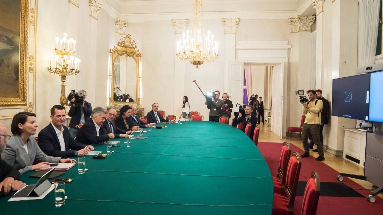 (2.v.l.) Minister Wolfgang Mückstein (Grüne), Vizekanzler Werner Kogler (Grüne), Bundeskanzler Alexander Schallenberg (ÖVP) und Ministerin Elisabeth Köstinger (ÖVP) anl. der Videokonferenz mit den Ländervertretern zur Corona-Situation am Freitag 