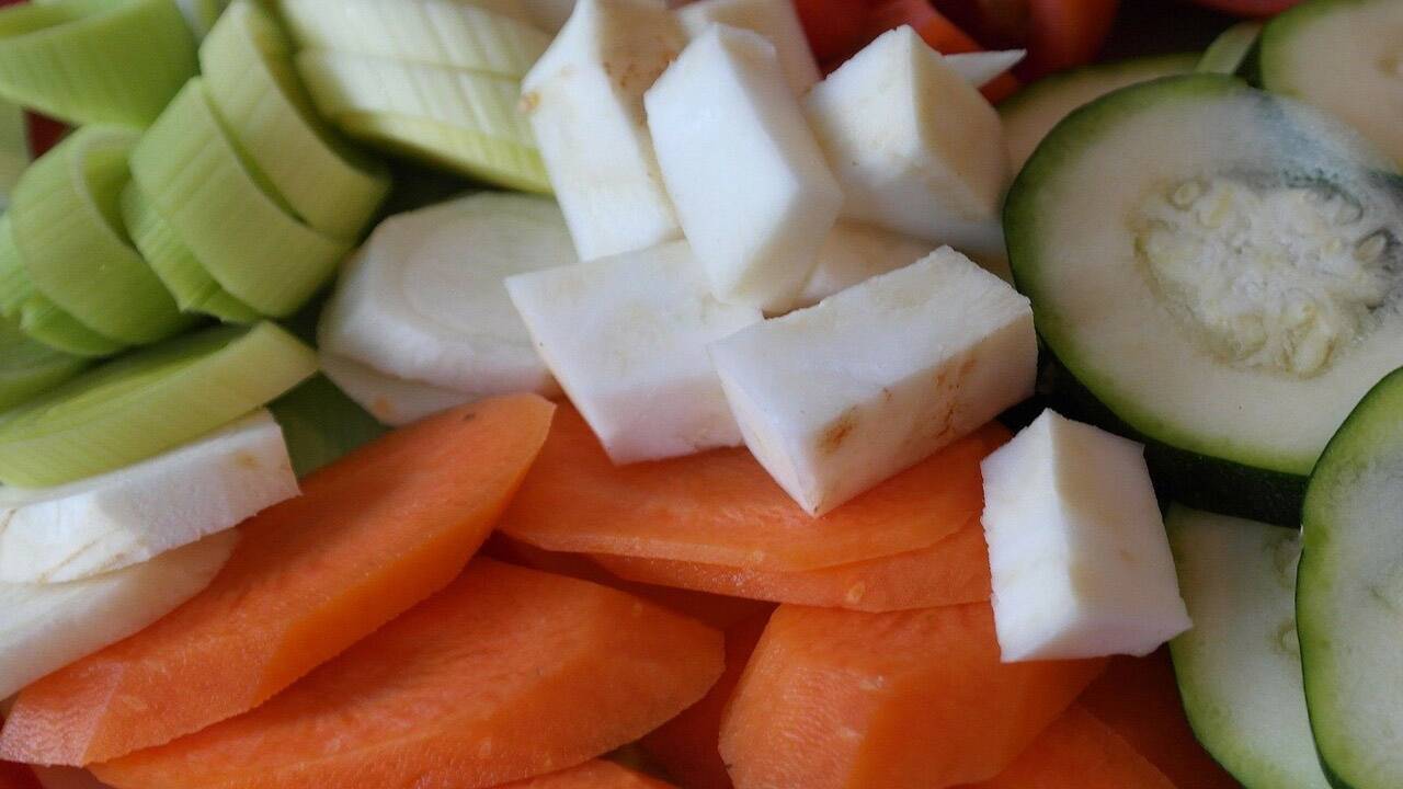 Suppengemüse zu eigener Würze verarbeiten 