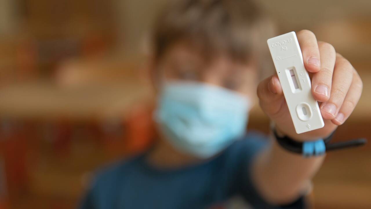 Kinder haben ein viel geringeres Risiko, schwer an Covid-19 zu erkranken. Warum das so ist, haben nun Forscher der Uni Salzburg entschlüsselt.  