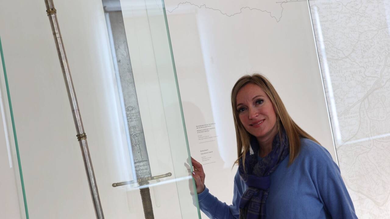 Stadtführerin Sabine Rath vor einem Richtschwert, das aus dem Nachlass von Salzburgs letztem Scharfrichter Franz Joseph Wohlmuth stammt. Es ist im Salzburg Museum ausgestellt. Typisch ist das gerade Ende der Klinge. 