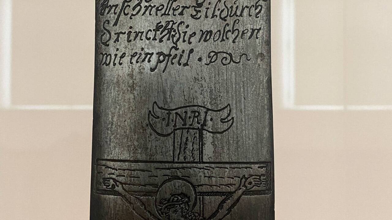Auf der Klinge des Richtschwerts eingraviert: „Ein guter gedankh in schneller Eil durchdrinckht die wolchen (Wolken, Anm.) wie ein pfeil.“ 