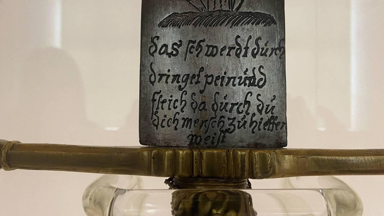 Unter dem Kruzifix geht der Spruch wie folgt weiter: „das schwerdt durchdringet pein und fleich dadurch du dich mensch zu hietten (hüten, Anm.) weißt.“  