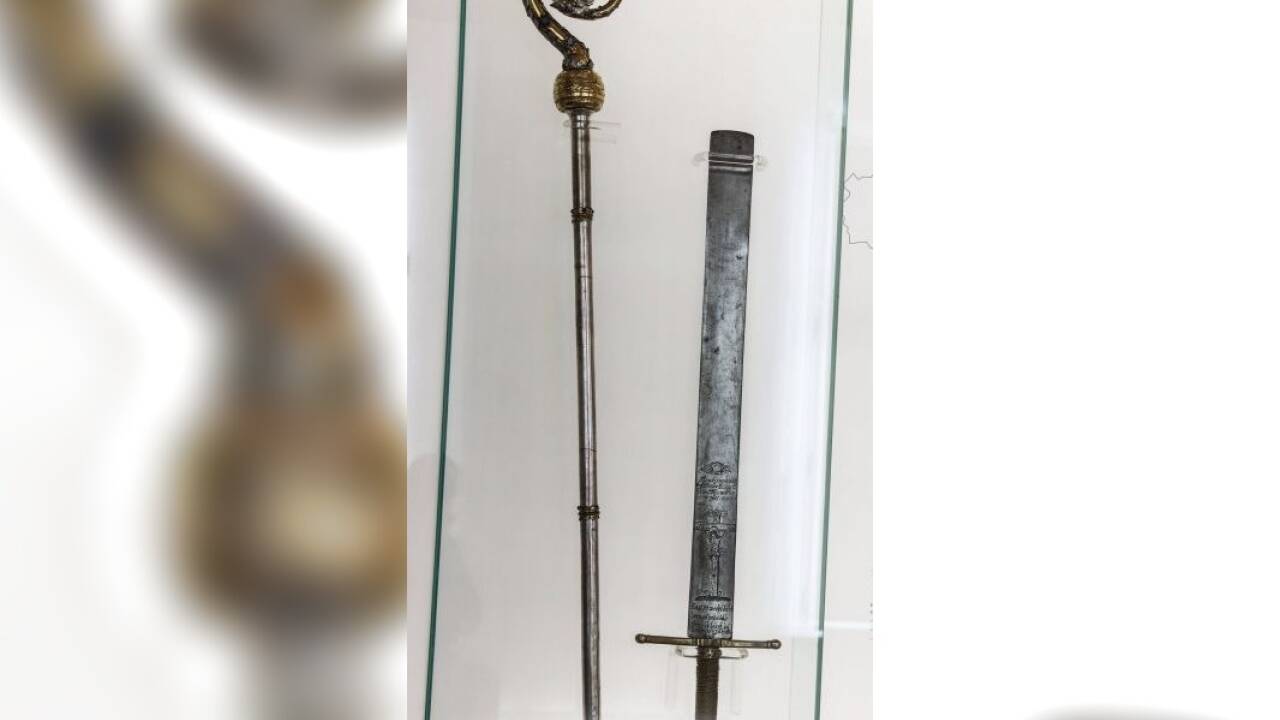 Dieses Richtschwert von Franz Joseph Wohlmuth wird im Salzburg Museum zusammen mit einem Bischofsstab ausgestellt. 