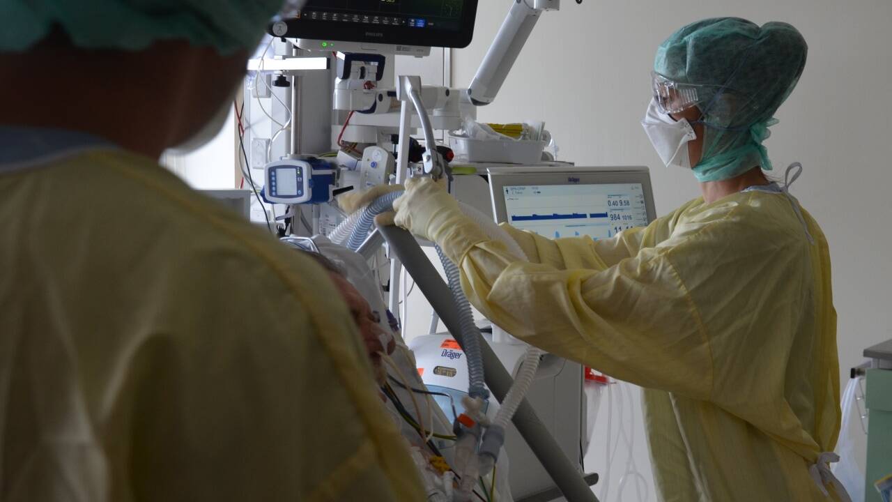 Behandlung eines Coronapatienten auf der Intensivstation im Uniklinikum in Salzburg. 