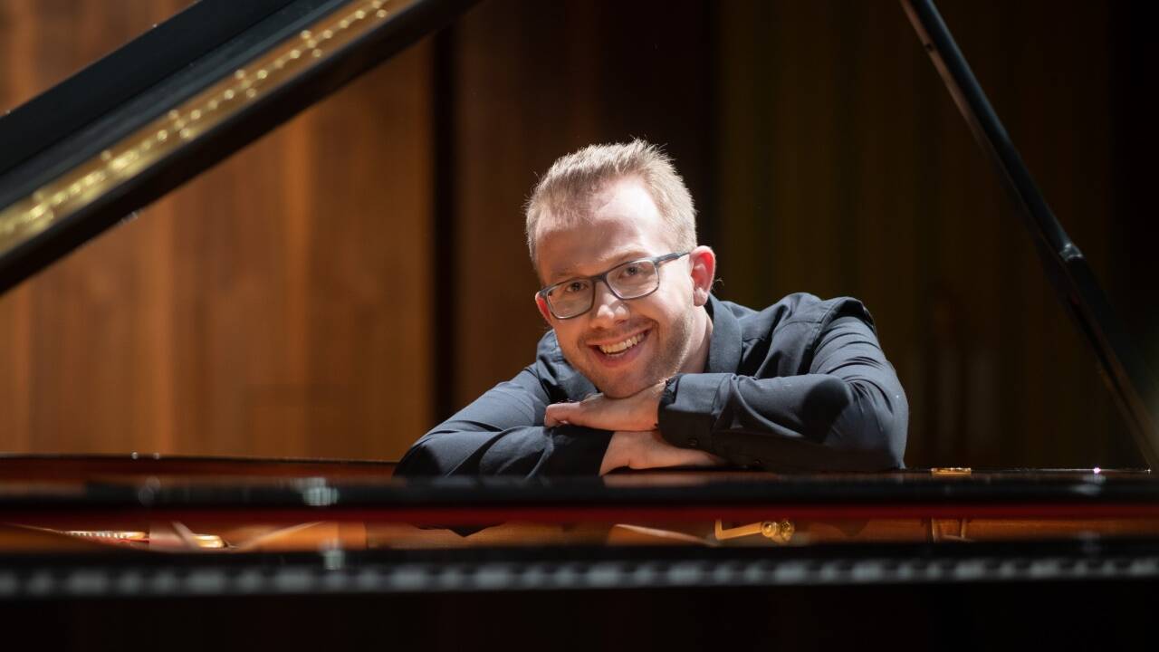 Matej Dzido lehrt off- und online Klavier. Matej Dzido lehrt off- und online Klavier.