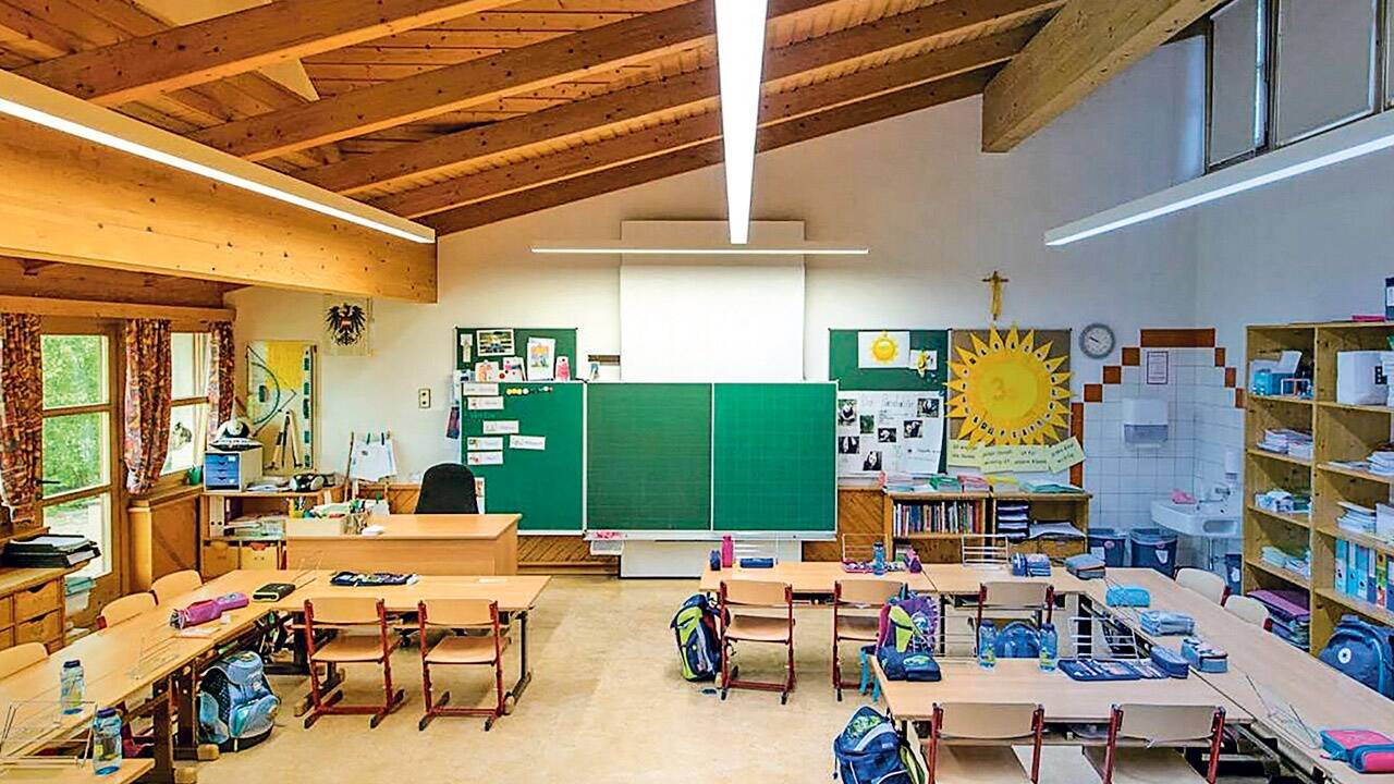 Volksschule Unterwaltersdorf: links warm-weißer Farbton, in der Mitte neutral und rechts tageslichtweiß.  