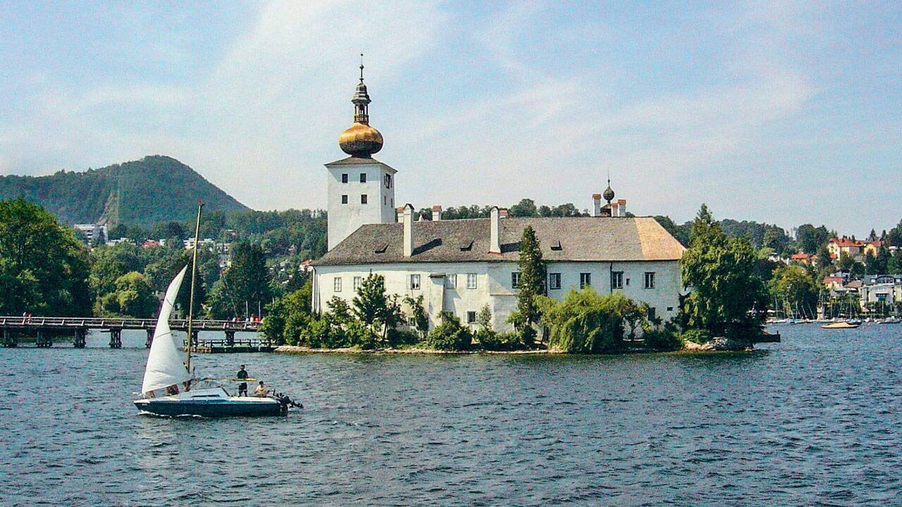 Wohnen am Wasser bedeutet Lebensqualität. Das wusste schon der Habsburger Johann Orth und ließ sich in Gmunden im gleichnamigen Wasserschloss im Traunsee nieder. 