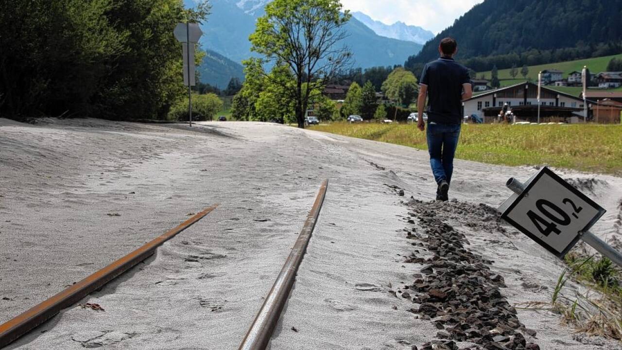 Beschädigte Bahntrasse bei Bramberg: Ein Gleisbett aus Beton erleichtert die Reinigung.  