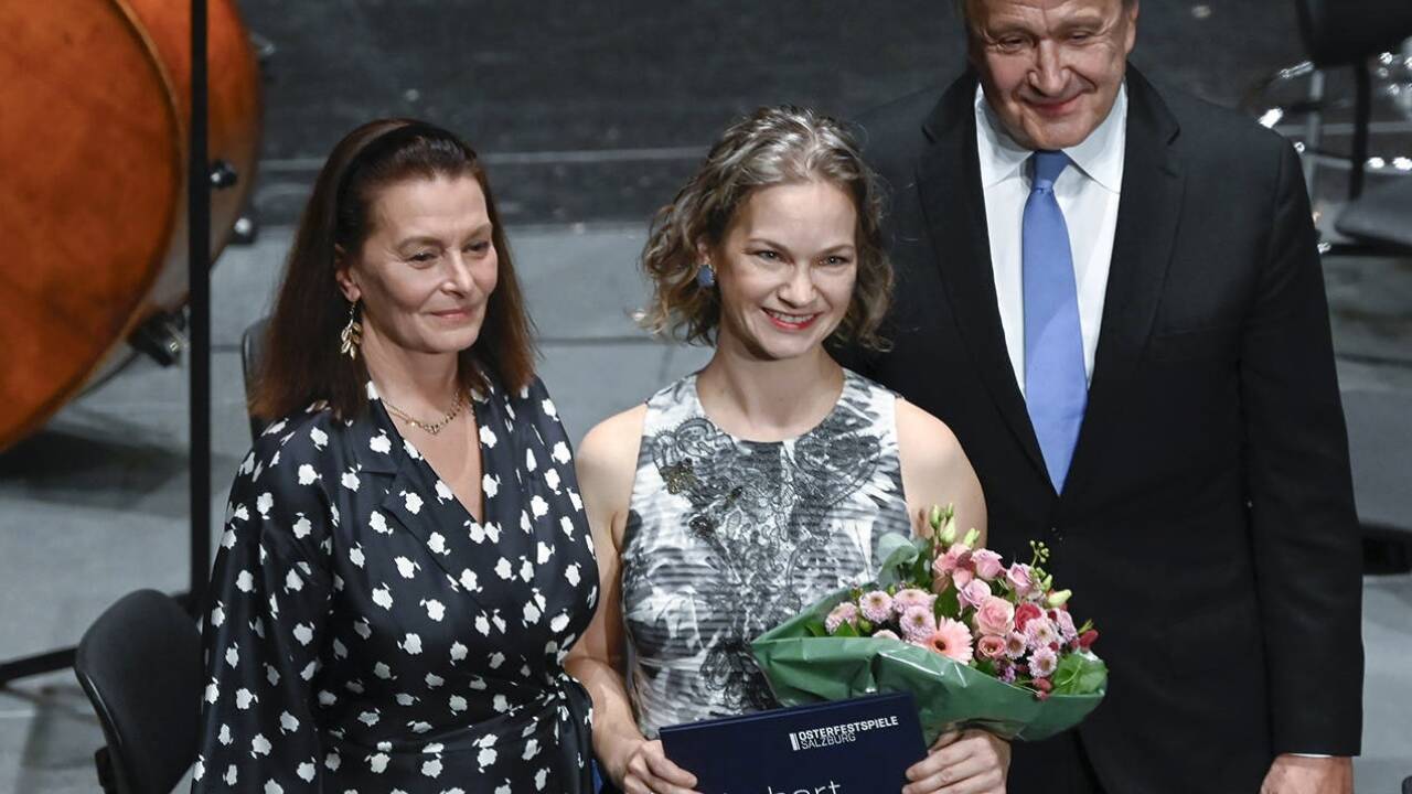 Arabel von Karajan, Preisträgerin Hilary Hahn und Nikolaus Bachler im Großen Festspielhaus. 