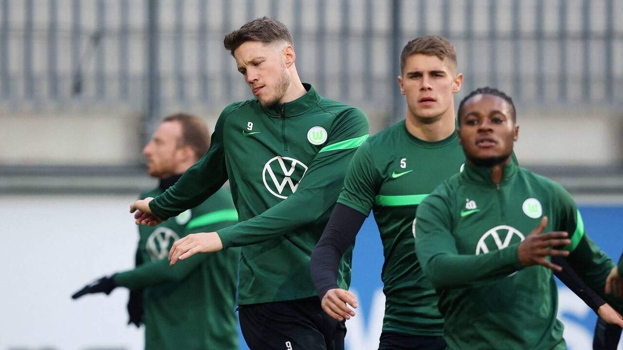 Schwer zu verteidigen: 1,97-Meter-Mann Wout Weghorst (l.).  Schwer zu verteidigen: 1,97-Meter-Mann Wout Weghorst (l.).