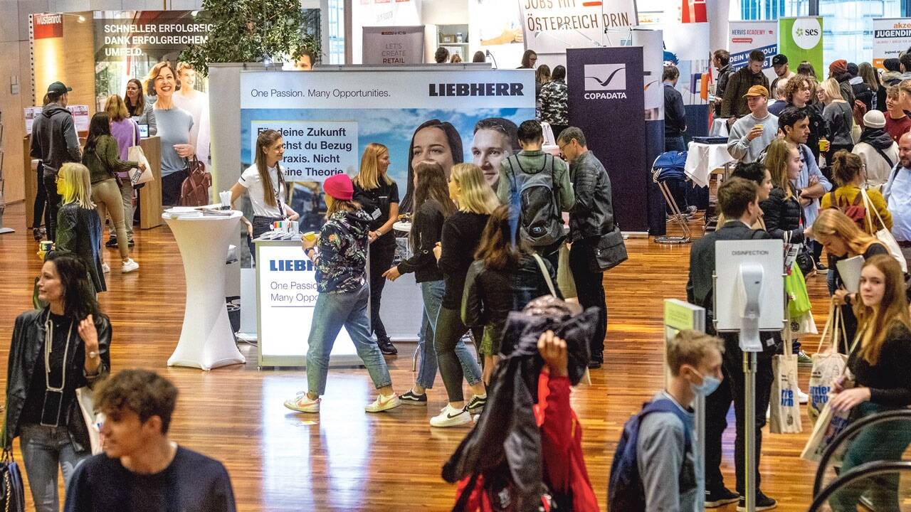 Zahlreiche Besucher informierten sich am 21. Oktober im Kongresshaus über verschiedene Karrieremöglichkeiten.  Zahlreiche Besucher informierten sich am 21. Oktober im Kongresshaus über verschiedene Karrieremöglichkeiten.