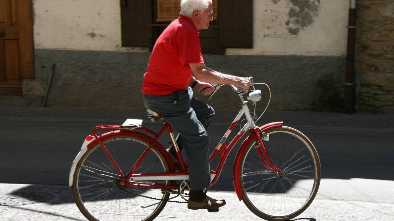 Wer wünscht es sich nicht, wie dieser über 90-jährige Italiener noch immer fit zu sein und Freude am Leben zu haben. 