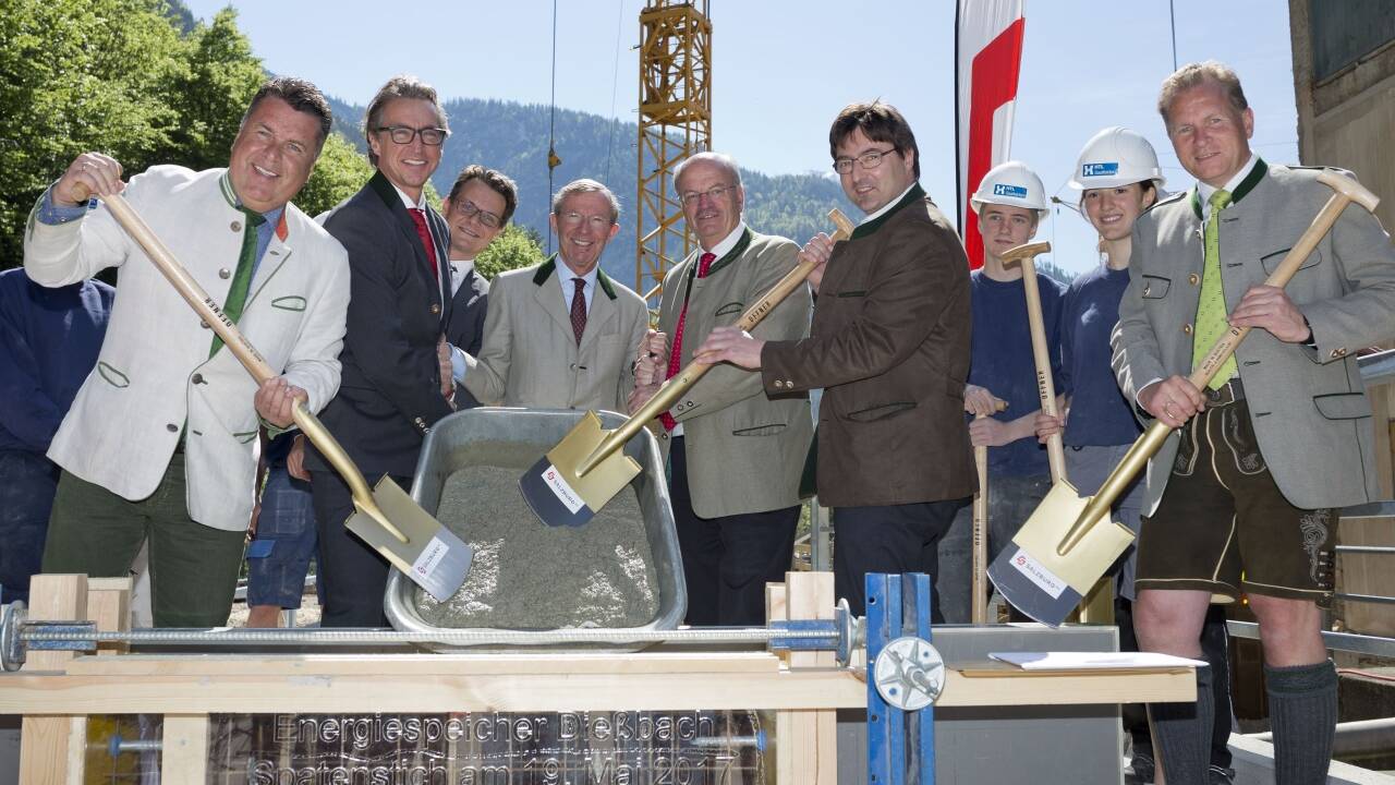 Hans Mayr, Leonhard Schitter, Horst Ebner, Wilfried Haslauer, Christian Struber, Josef Hohenwarter, Erich Rohrmoser mit Schülern der HTL Saalfelden. 