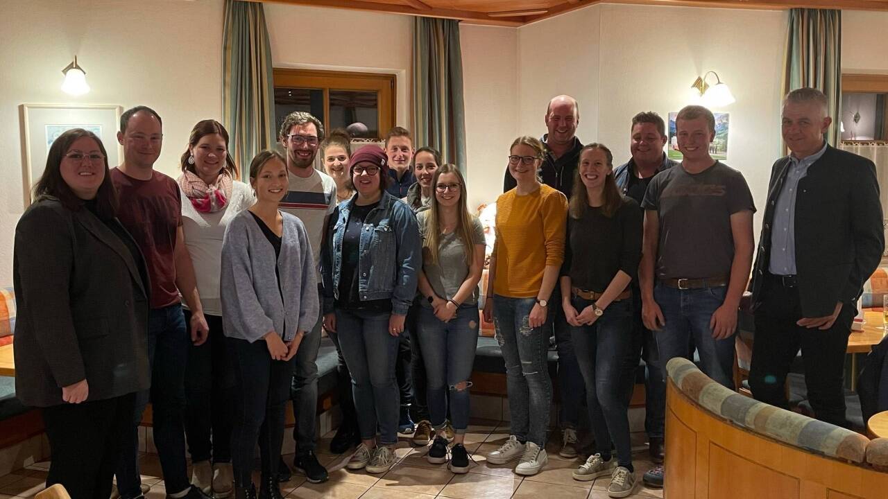 Die neu gegründete Theatergruppe mit Obfrau Carina Reiter (l.) und Bgm. Bernhard Weiß.   Die neu gegründete Theatergruppe mit Obfrau Carina Reiter (l.) und Bgm. Bernhard Weiß.