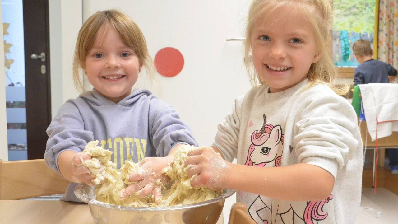 Hannah und Mia packen ordentlich mit an. 