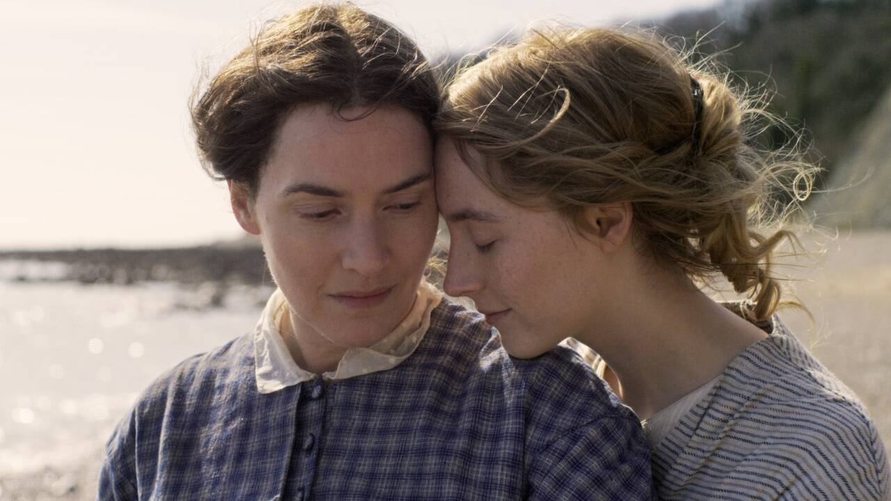 Mary Anning (Kate Winslet) und Charlotte (Saoirse Ronan) nähern sich an. 