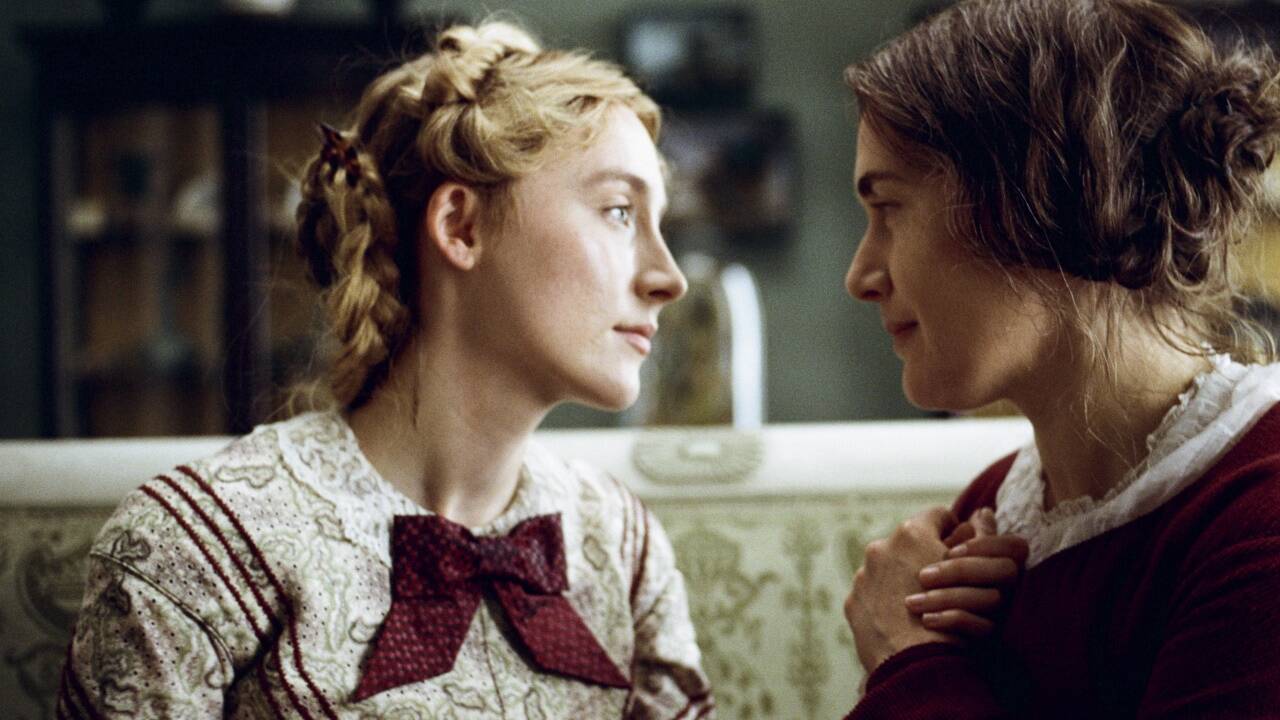 Mary Anning (Kate Winslet) und Charlotte (Saoirse Ronan) nähern sich an. 