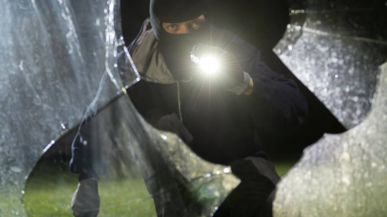 Vier Männer drangen nachts in ein Haus ein 